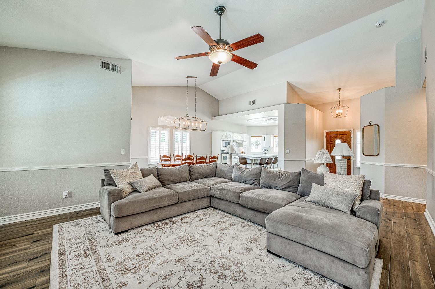 290 W Loyola Ave, Clovis, CA 93619