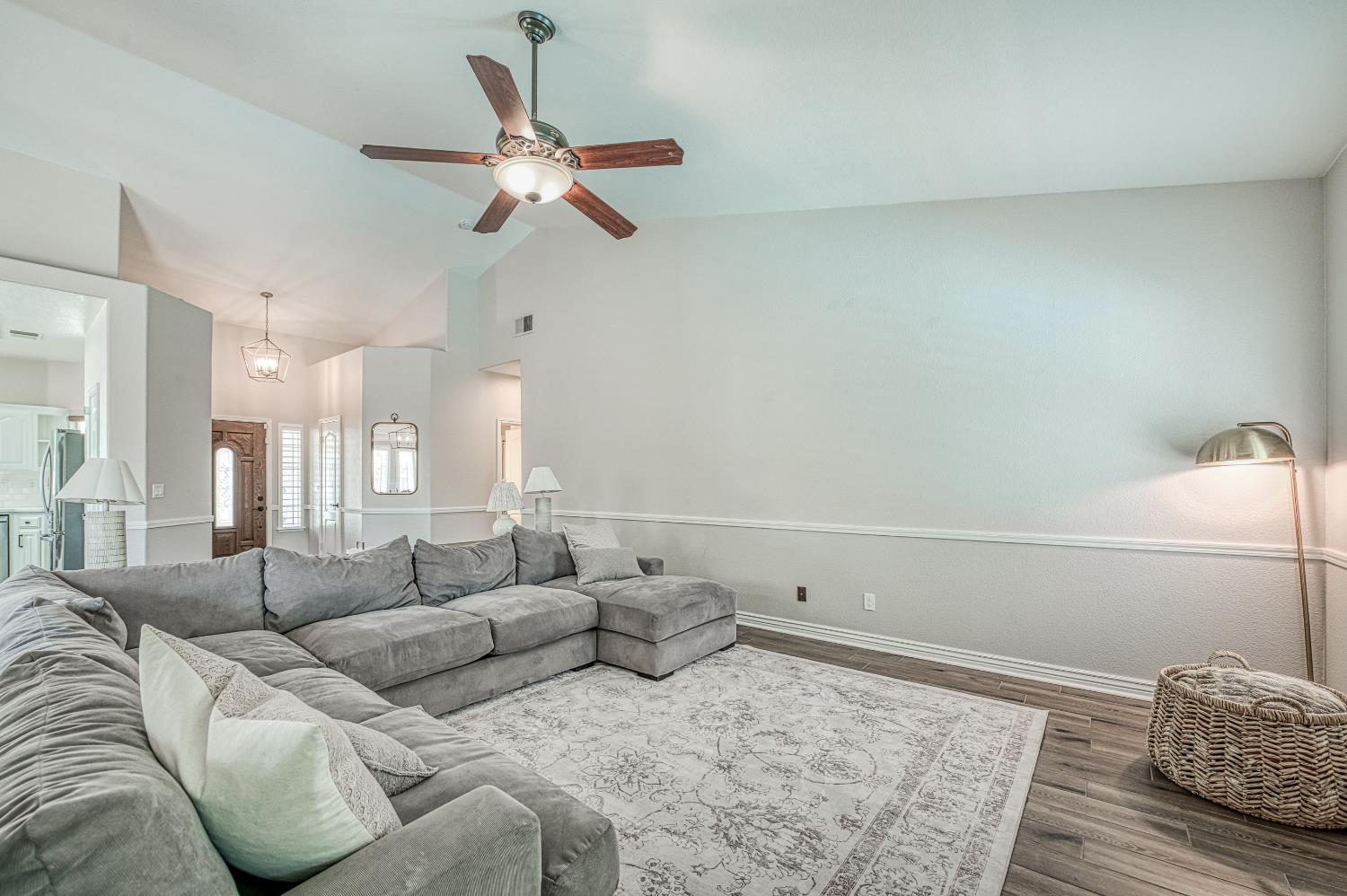 290 W Loyola Ave, Clovis, CA 93619