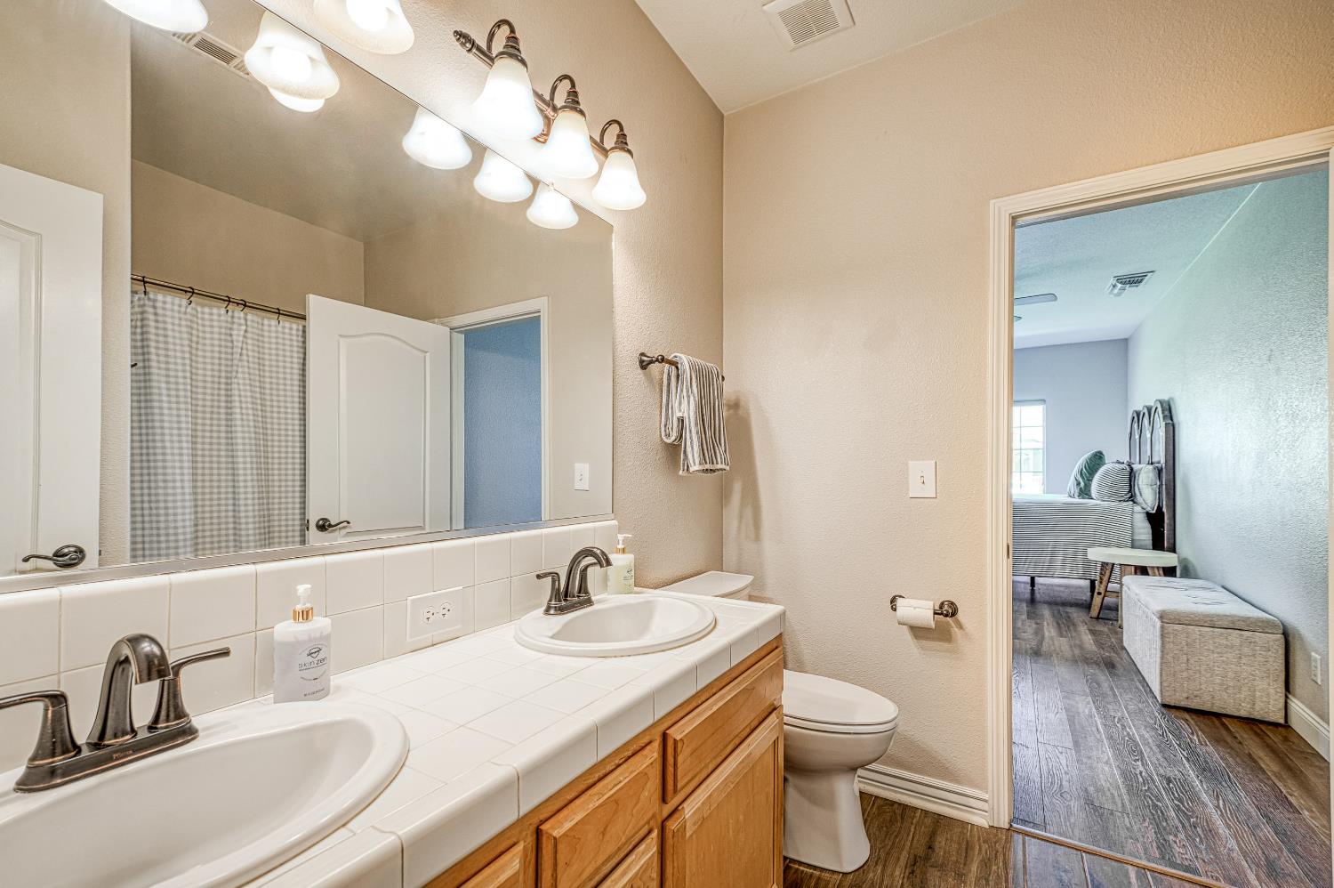 290 W Loyola Ave, Clovis, CA 93619