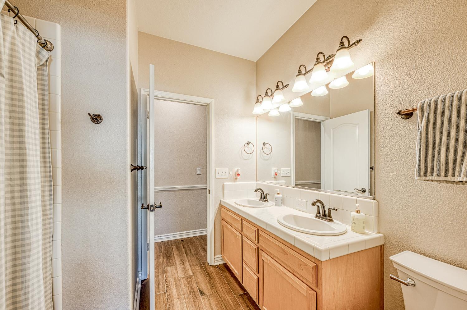 290 W Loyola Ave, Clovis, CA 93619