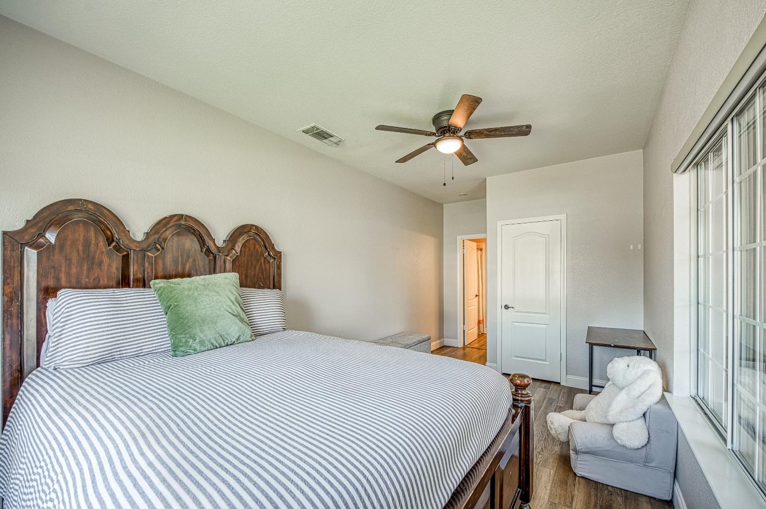 290 W Loyola Ave, Clovis, CA 93619
