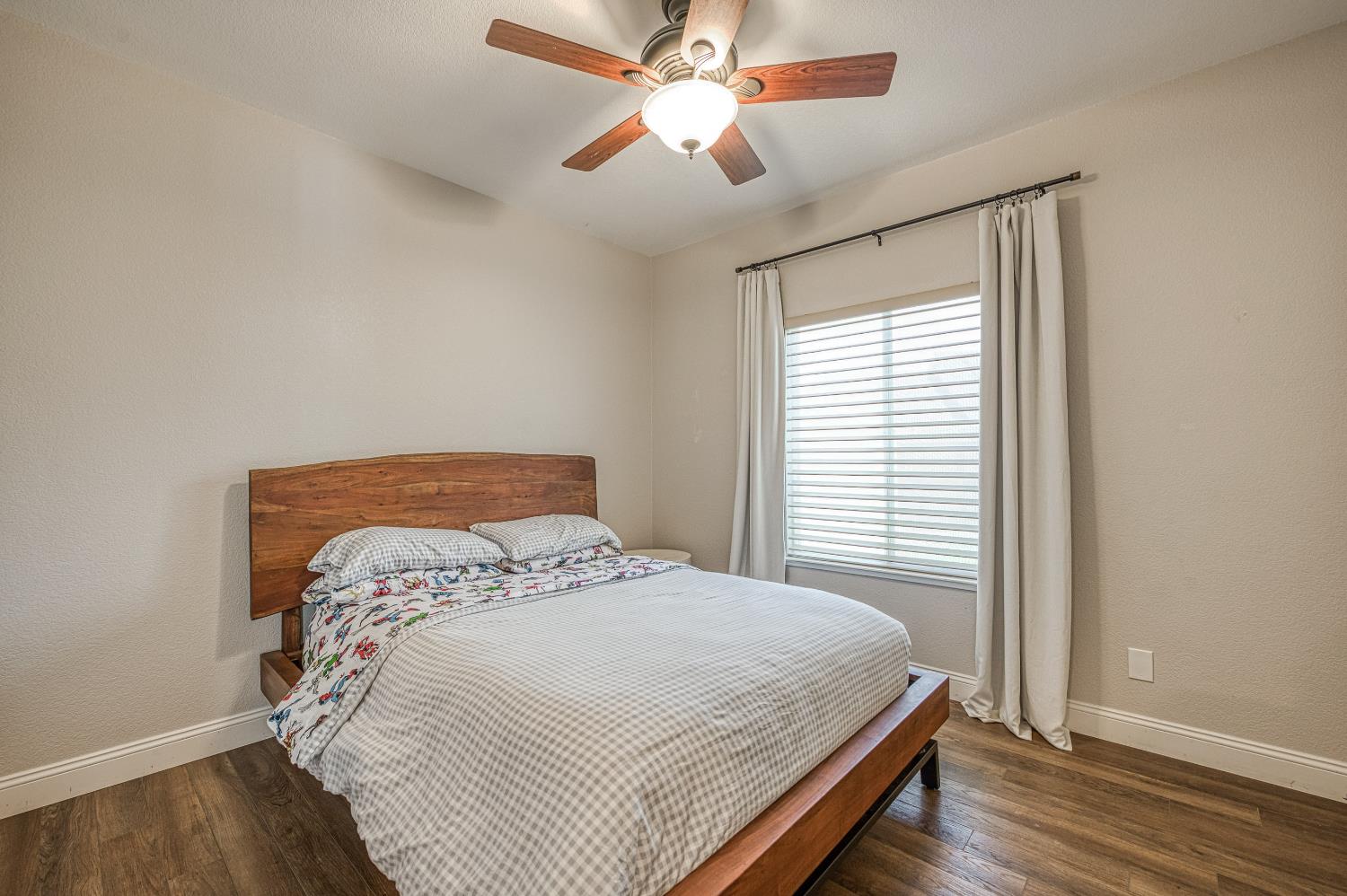 290 W Loyola Ave, Clovis, CA 93619