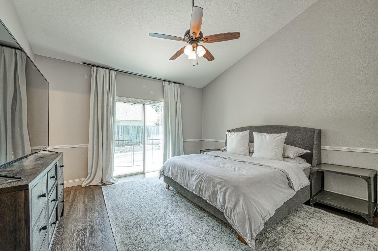 290 W Loyola Ave, Clovis, CA 93619