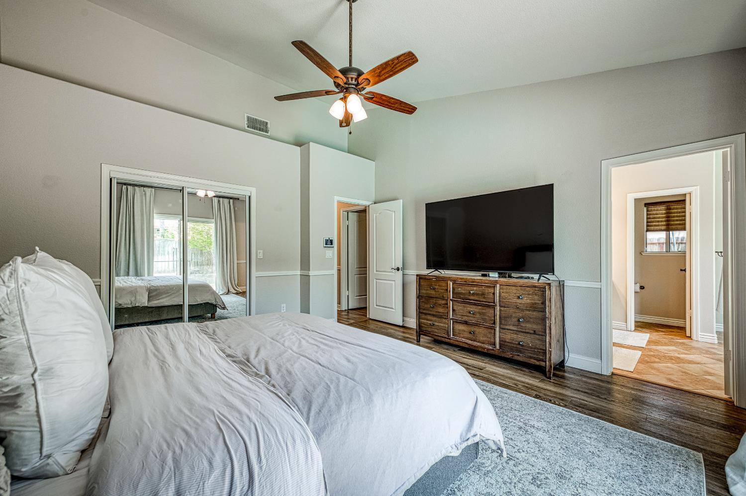 290 W Loyola Ave, Clovis, CA 93619