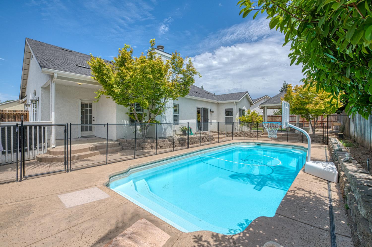 290 W Loyola Ave, Clovis, CA 93619