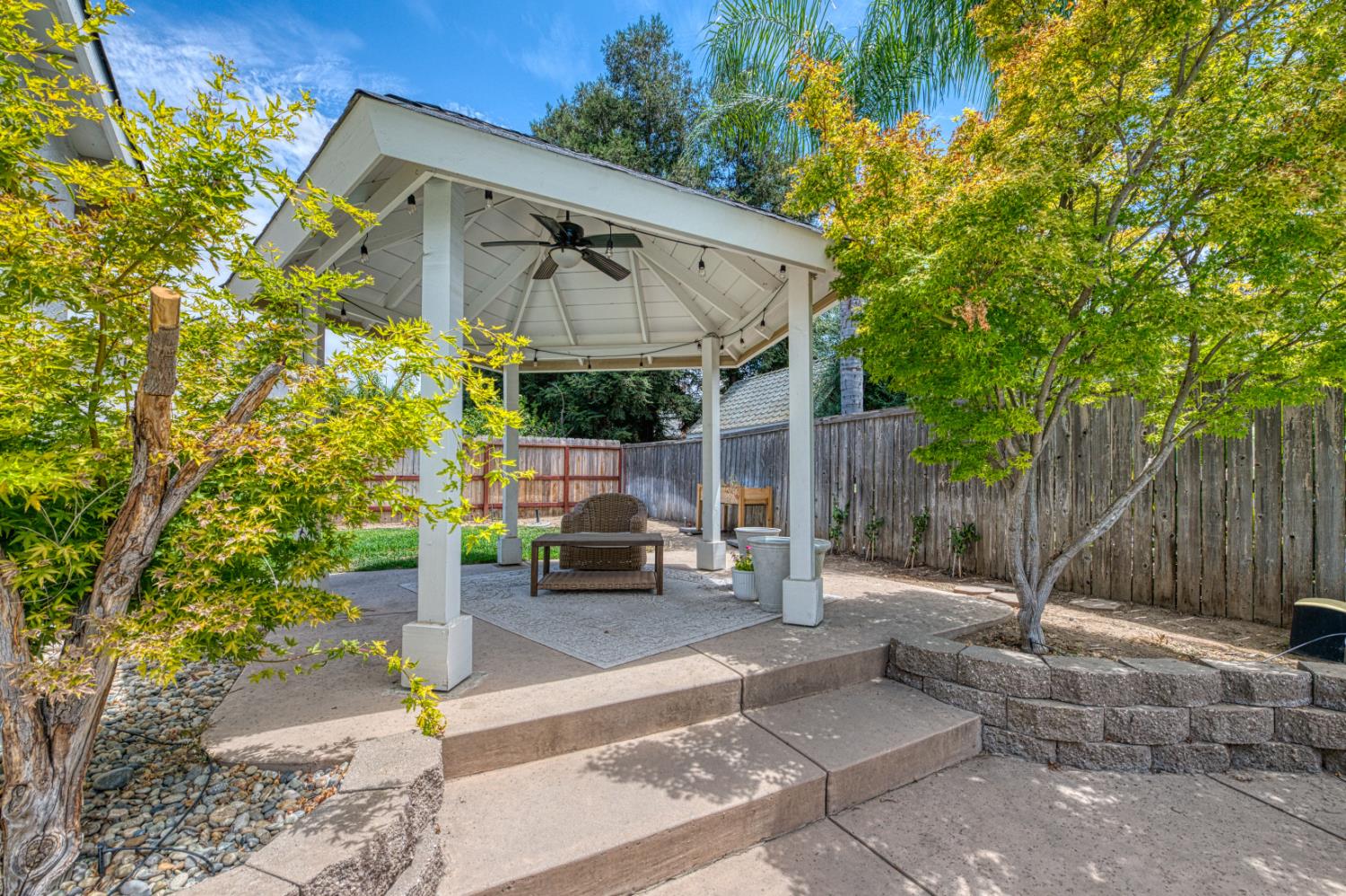 290 W Loyola Ave, Clovis, CA 93619