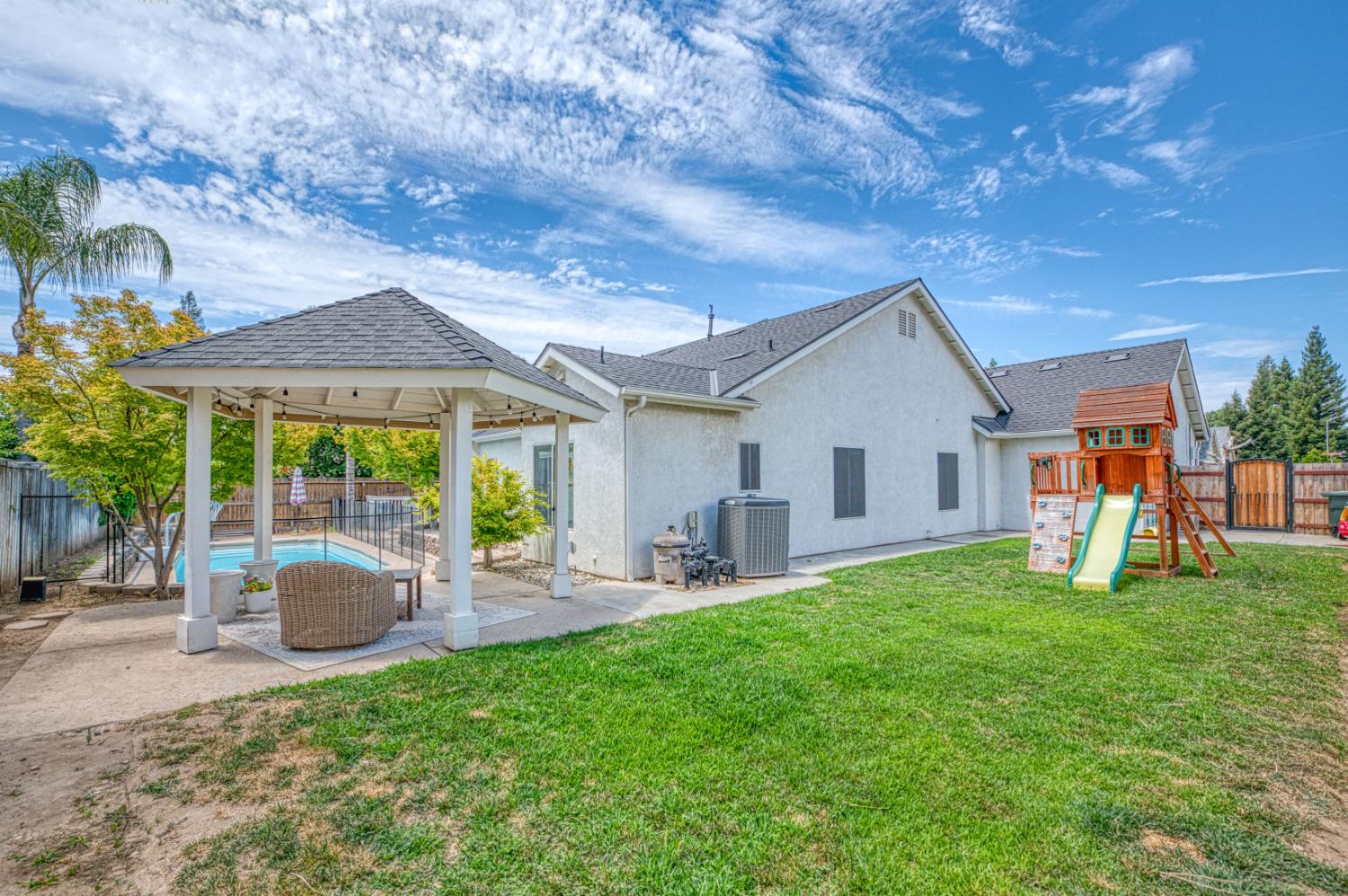 290 W Loyola Ave, Clovis, CA 93619