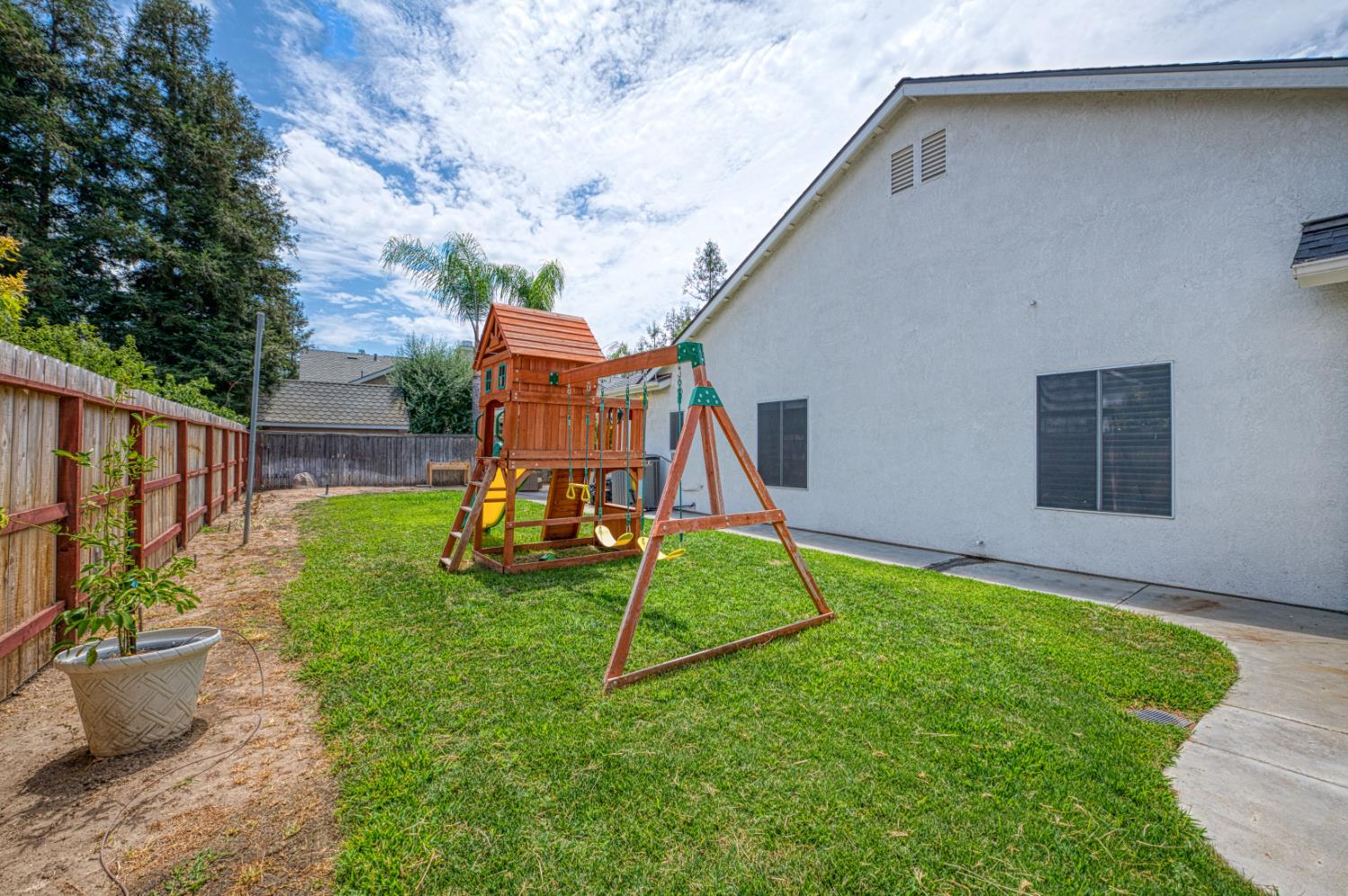 290 W Loyola Ave, Clovis, CA 93619