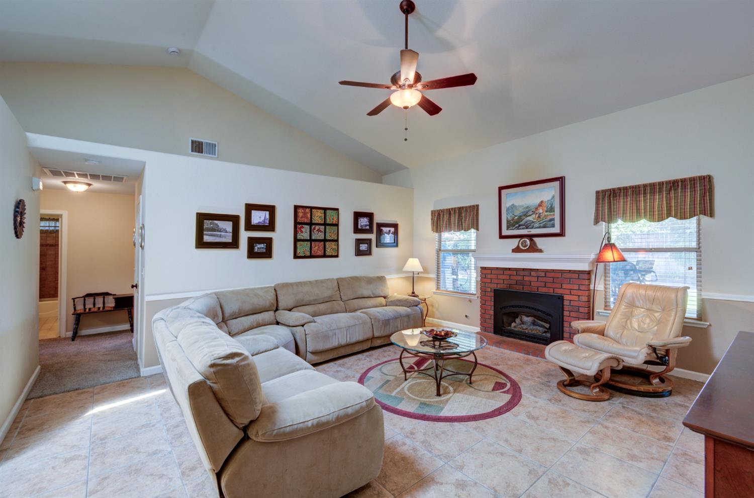 265 Decatur Ave, Clovis, CA 93611