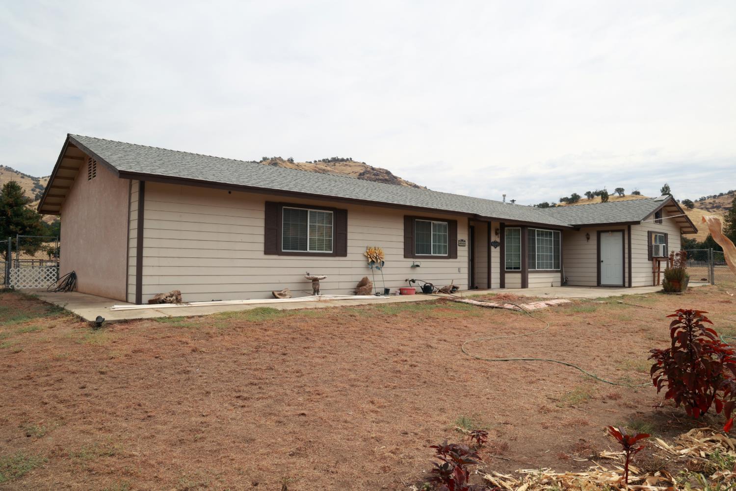 6088 Big Oak Rd, Sanger, CA 93657