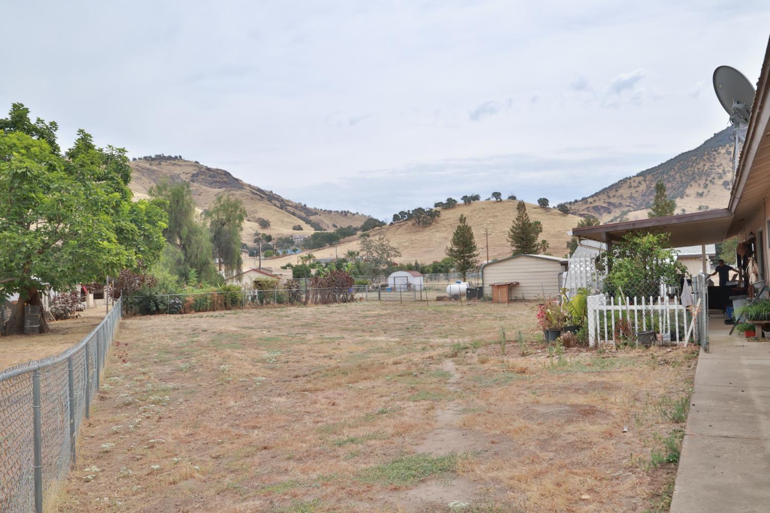 6088 Big Oak Rd, Sanger, CA 93657
