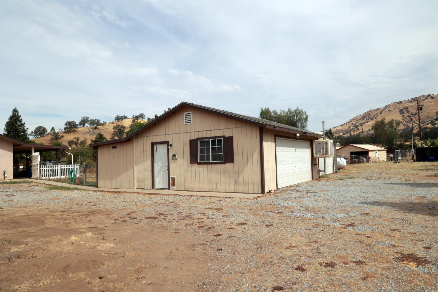 6088 Big Oak Rd, Sanger, CA 93657