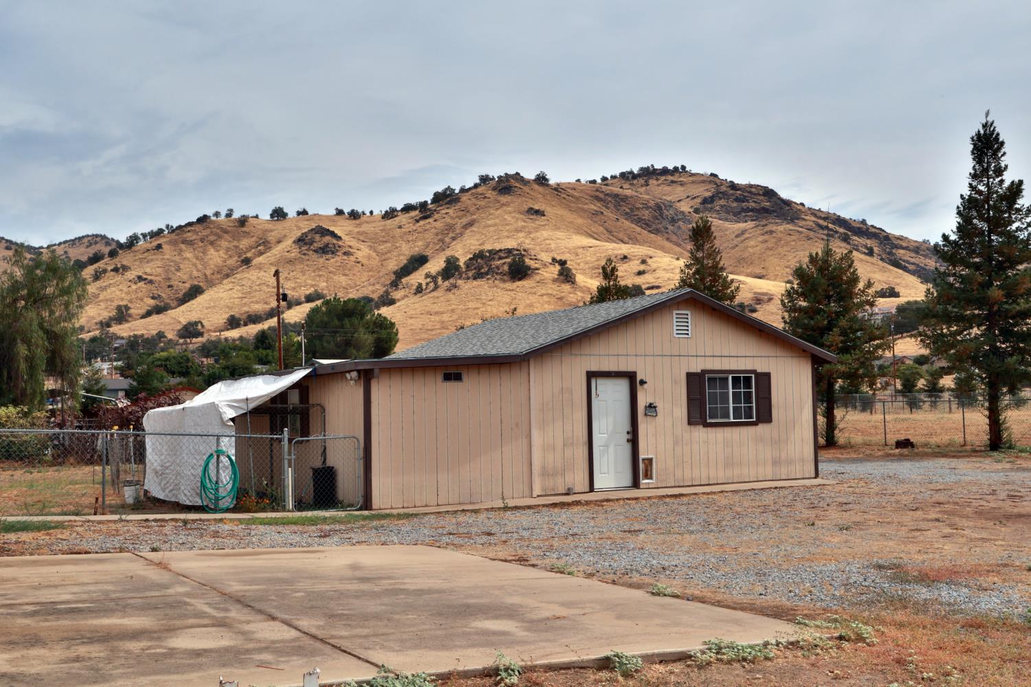 6088 Big Oak Rd, Sanger, CA 93657