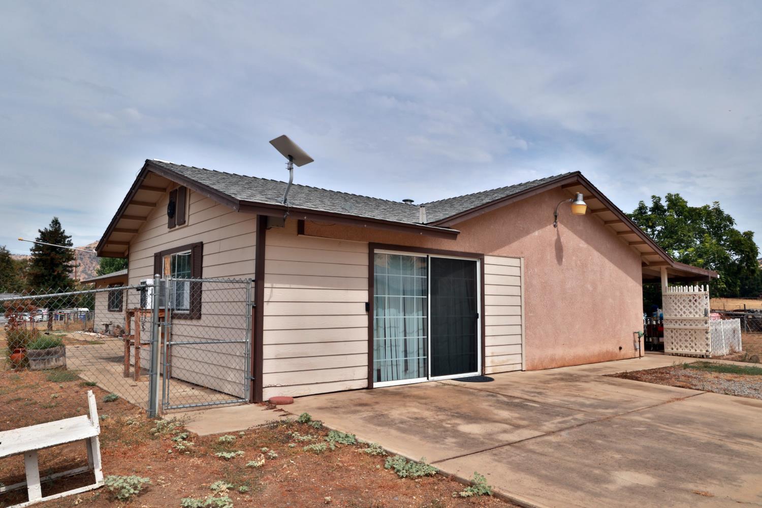 6088 Big Oak Rd, Sanger, CA 93657