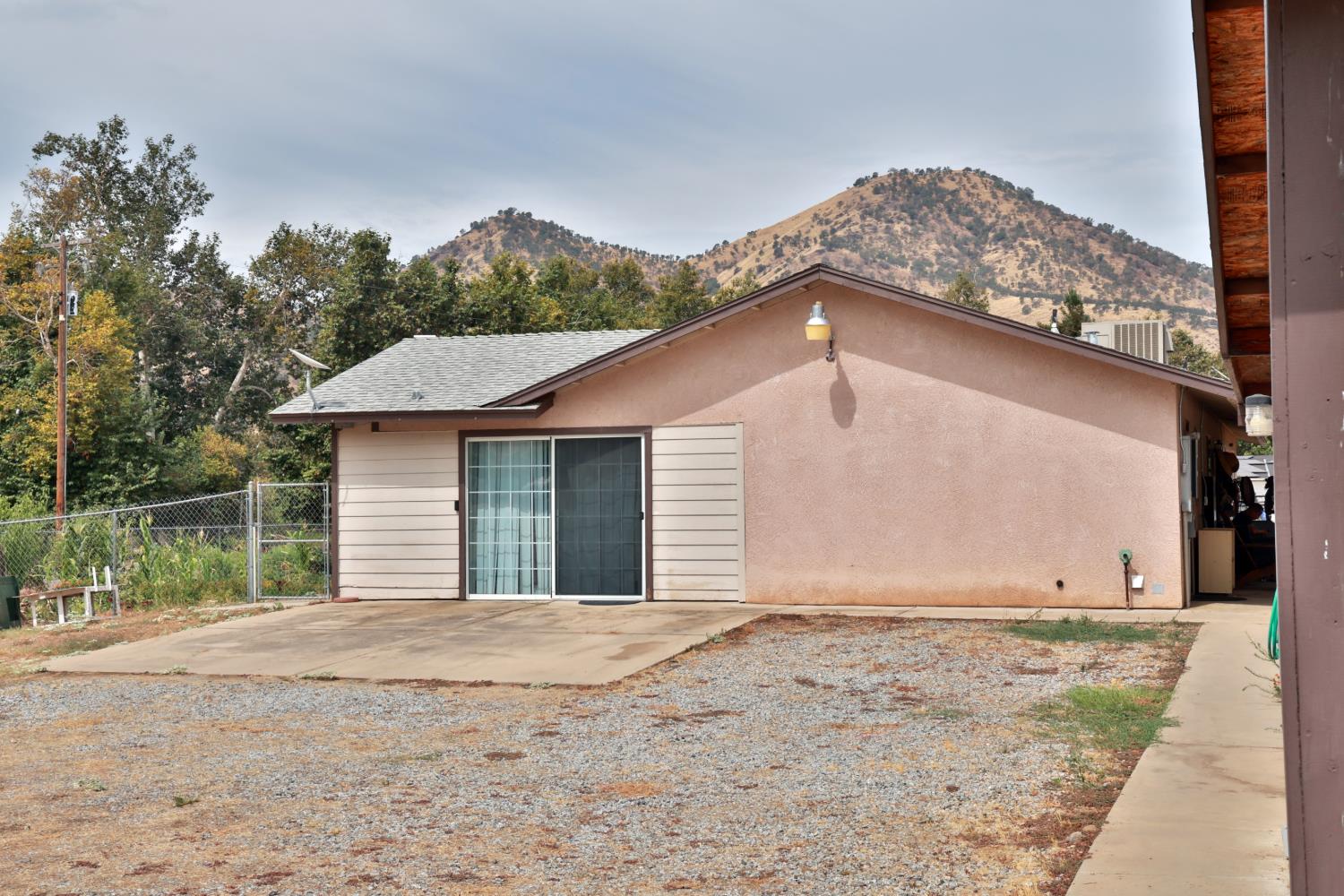 6088 Big Oak Rd, Sanger, CA 93657
