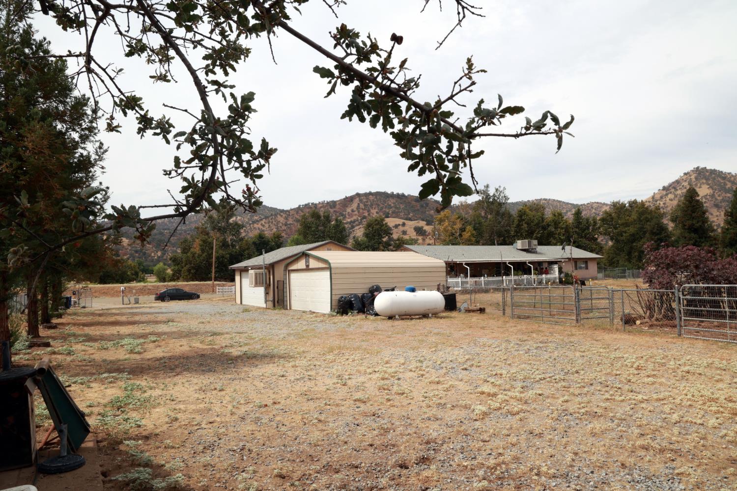 6088 Big Oak Rd, Sanger, CA 93657