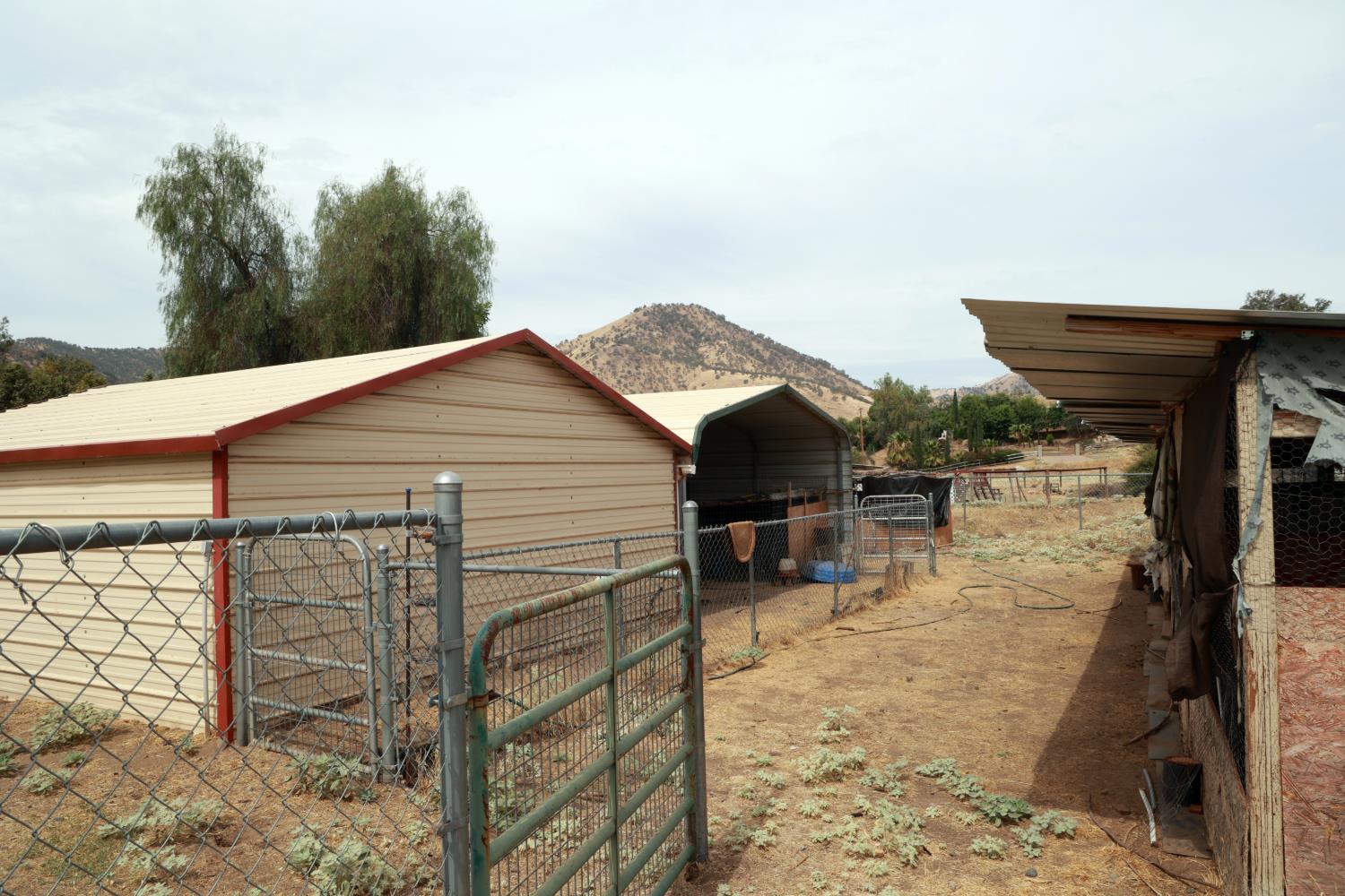 6088 Big Oak Rd, Sanger, CA 93657