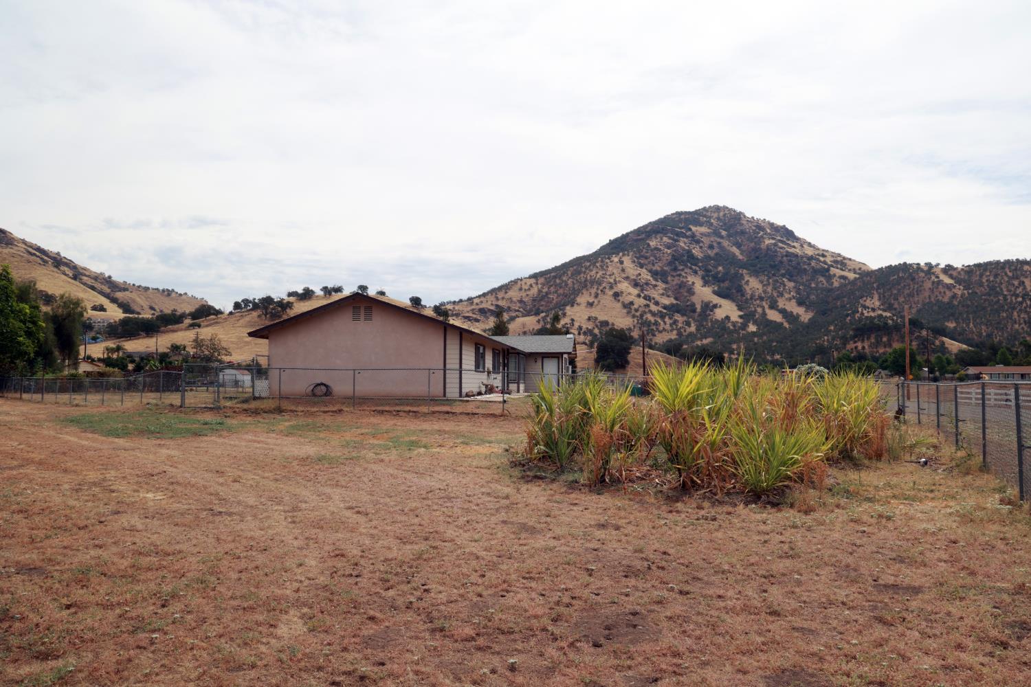 6088 Big Oak Rd, Sanger, CA 93657