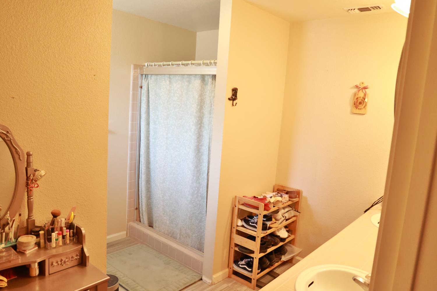 6088 Big Oak Rd, Sanger, CA 93657