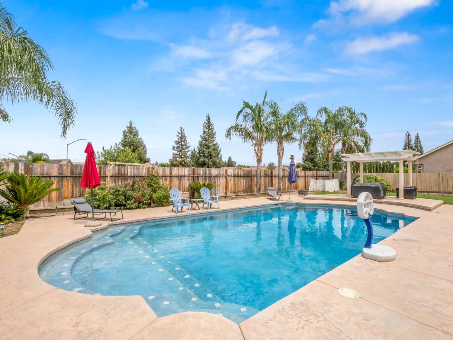 85 N Fairfax Ave, Clovis, CA 93612