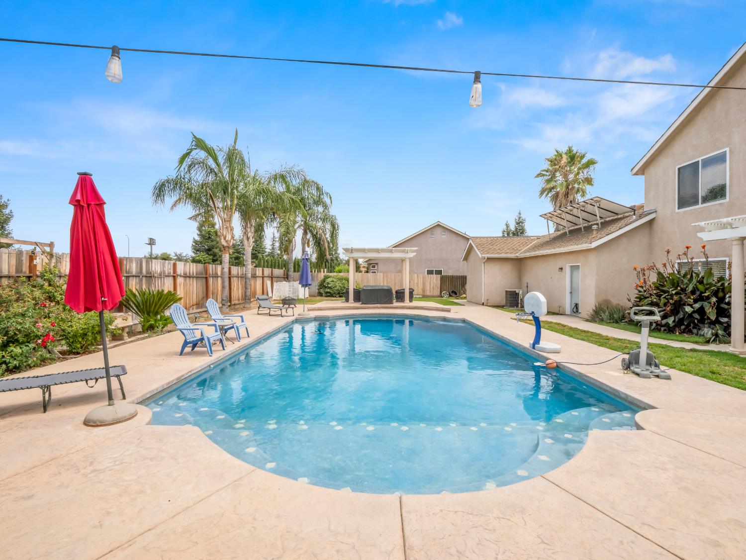 85 N Fairfax Ave, Clovis, CA 93612