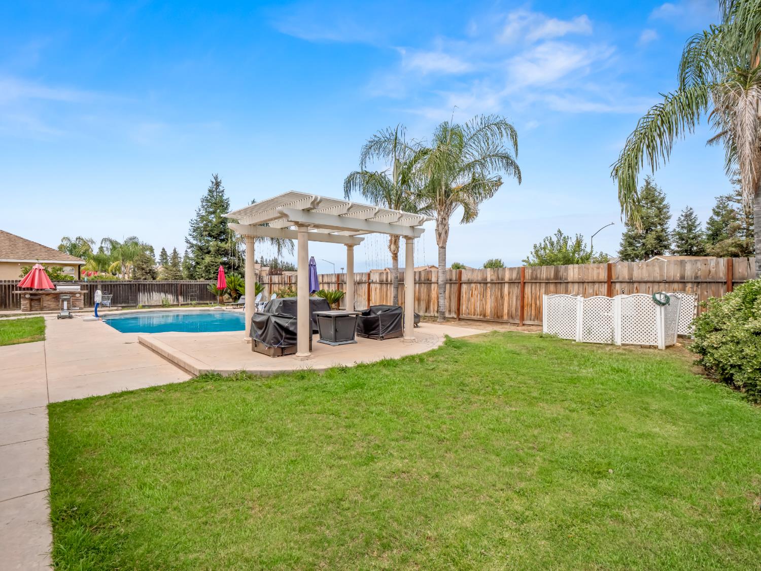 85 N Fairfax Ave, Clovis, CA 93612