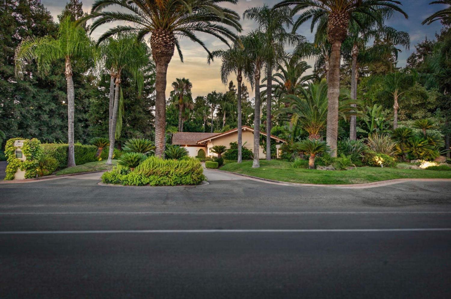 5560 N Forkner Ave, Fresno, CA 93711