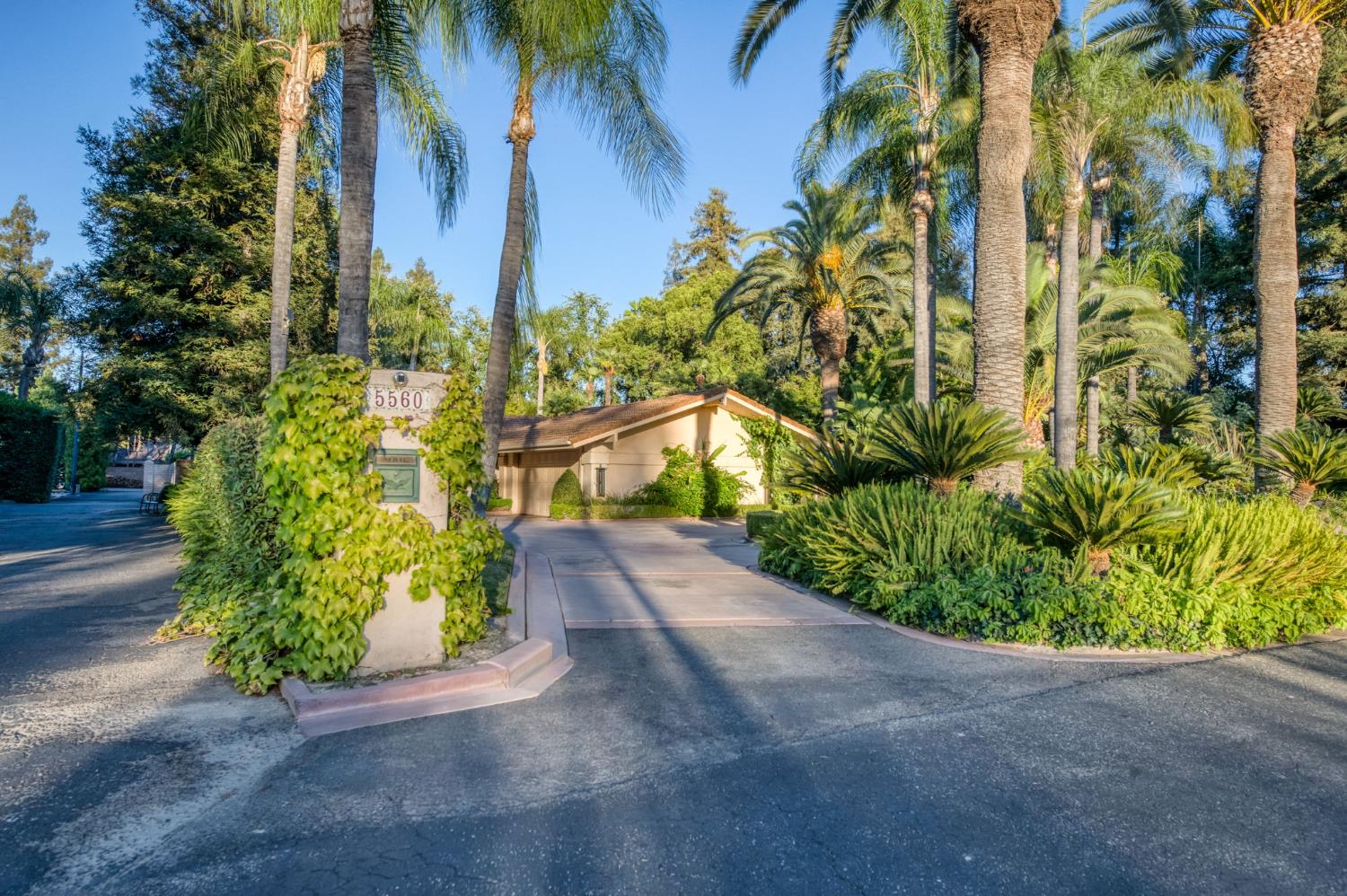 5560 N Forkner Ave, Fresno, CA 93711
