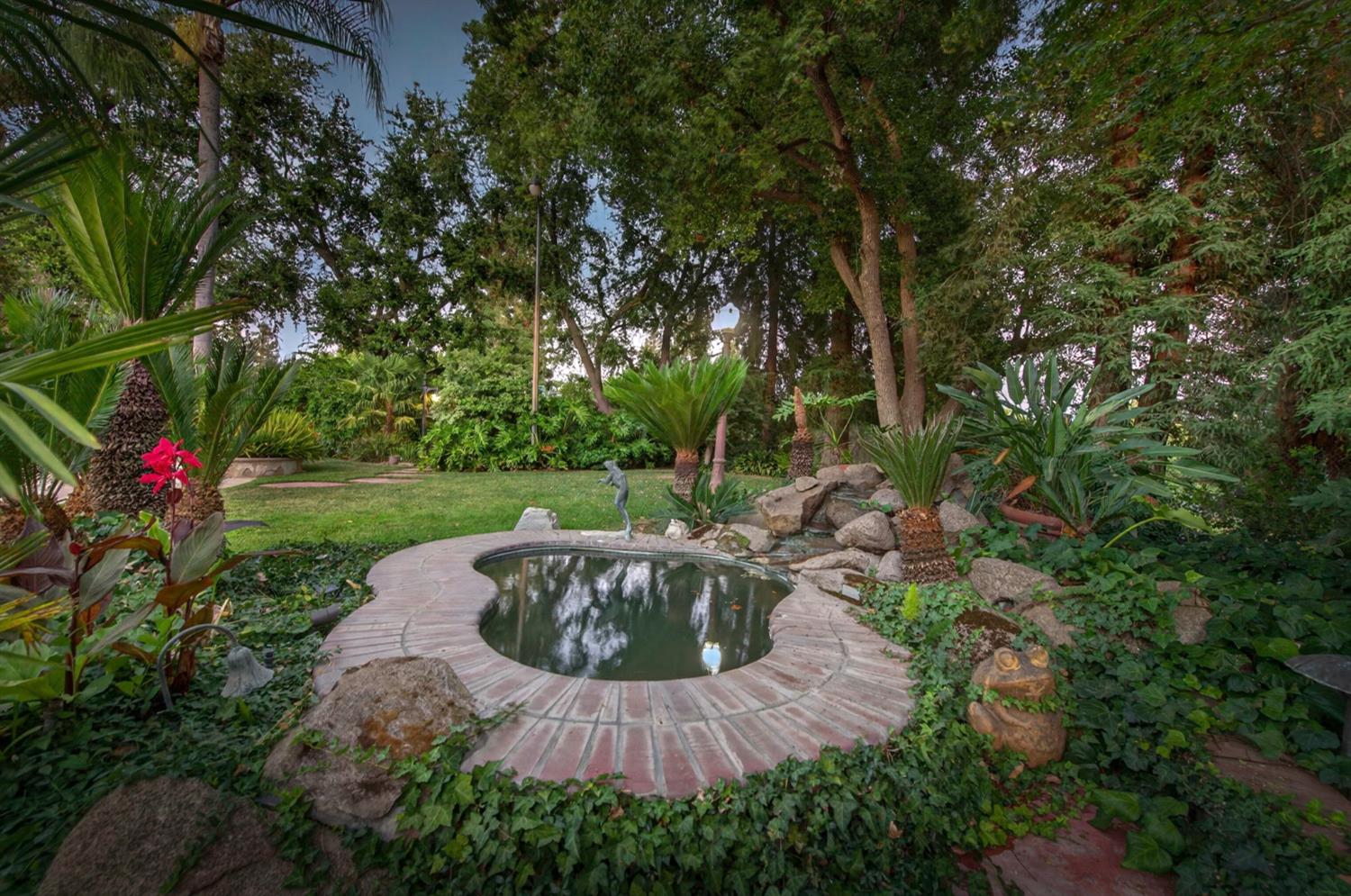 5560 N Forkner Ave, Fresno, CA 93711