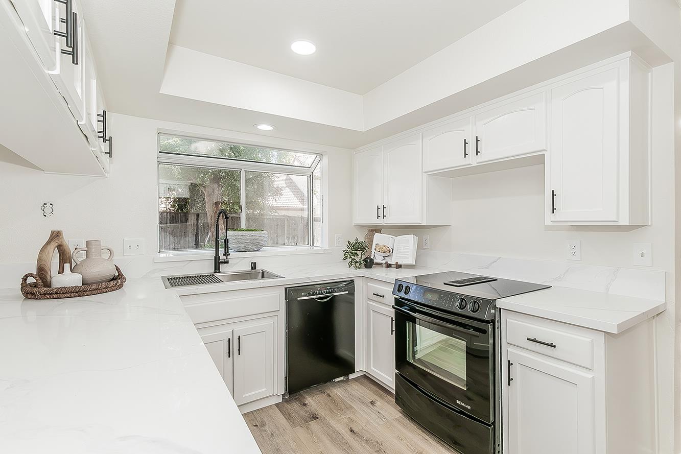 10486 N Doheny Dr, Fresno, CA 93730