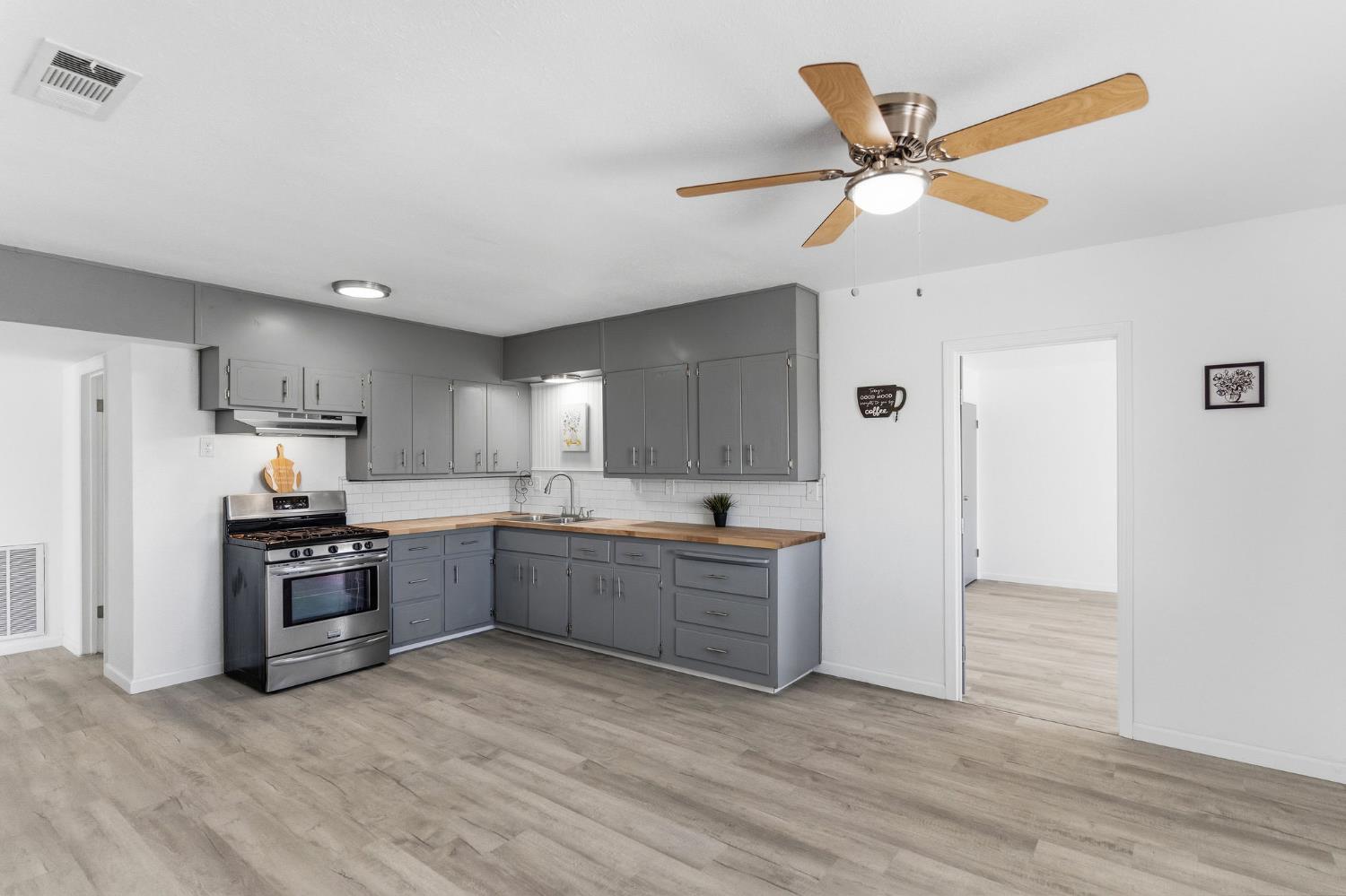 4683 W Hedges Ave, Fresno, CA 93722