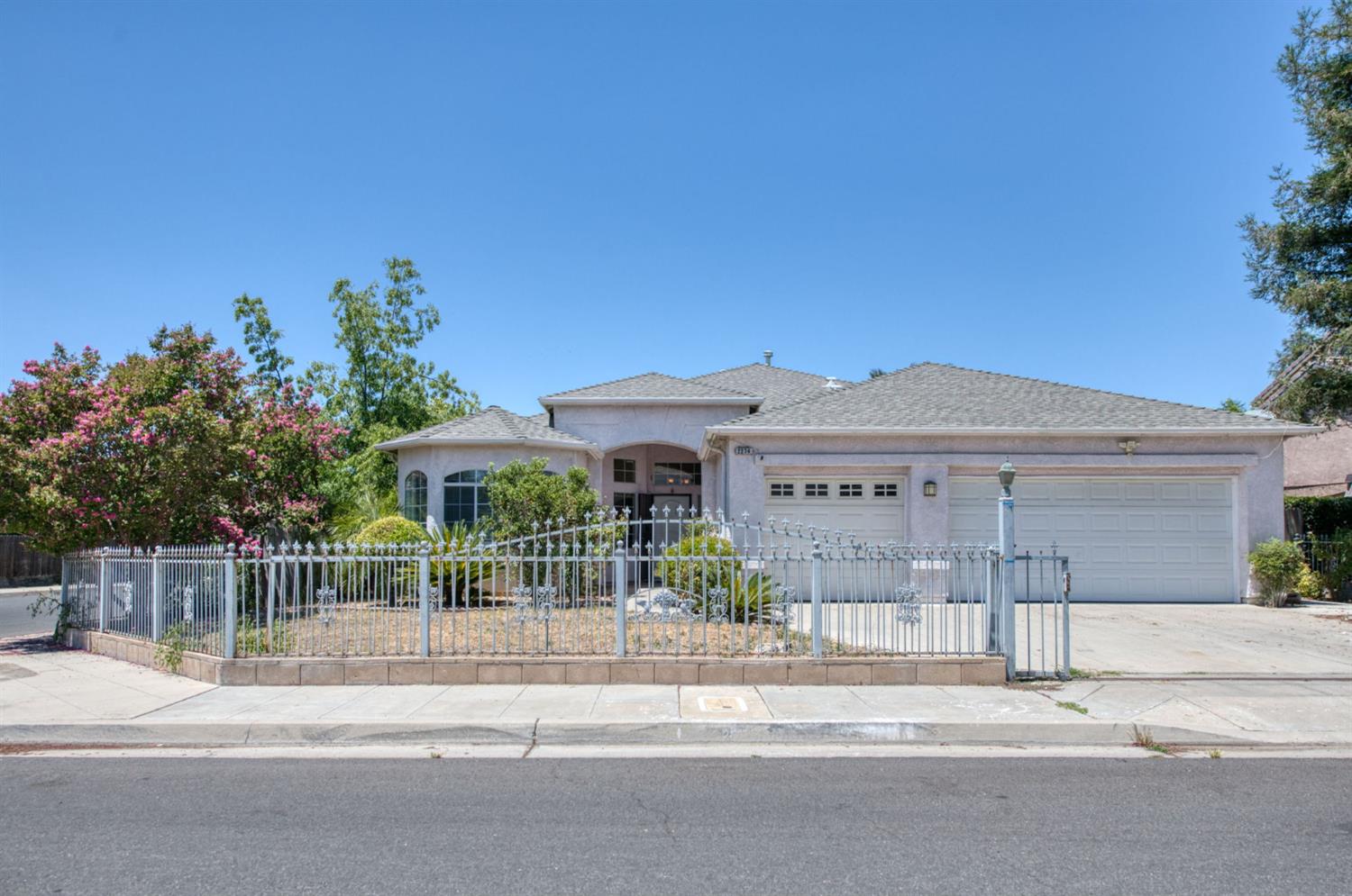 2274 S Eddy Ave, Fresno, CA 93727