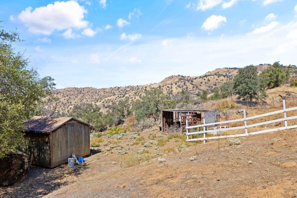 35548 Hummingbird Ln, Yokuts Valley, CA 93675