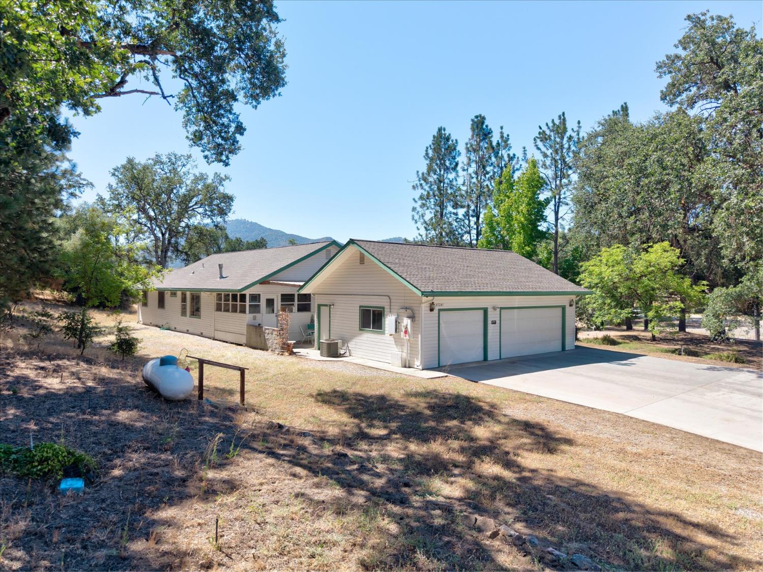 45241 Dillon Dr, Ahwahnee, CA 93601