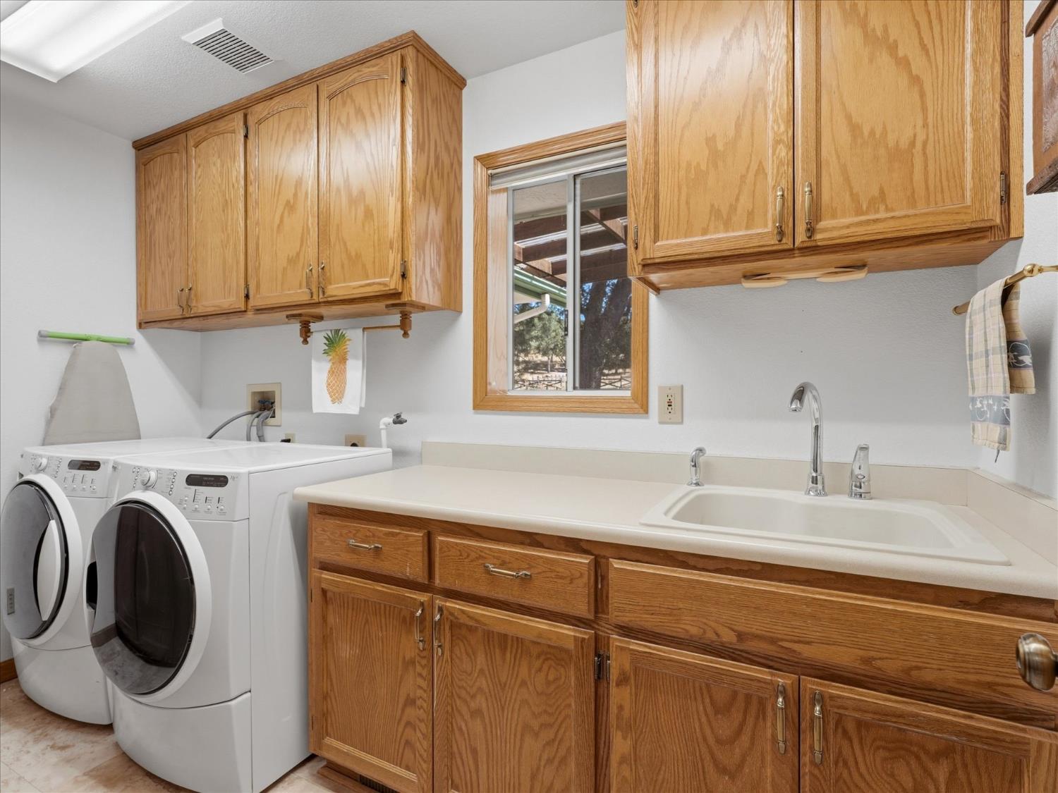 45241 Dillon Dr, Ahwahnee, CA 93601