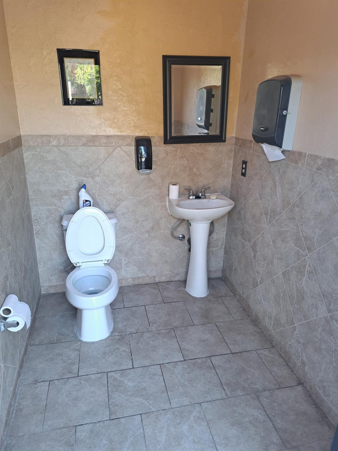 555 E Olive Ave, Fresno, CA 93728