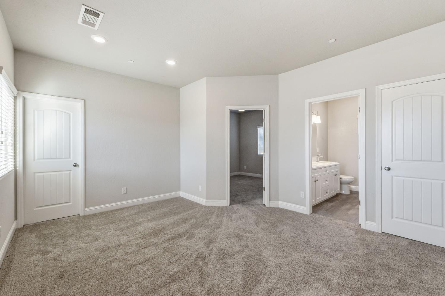 2715 Las Rosas Ave, Clovis, CA 93619