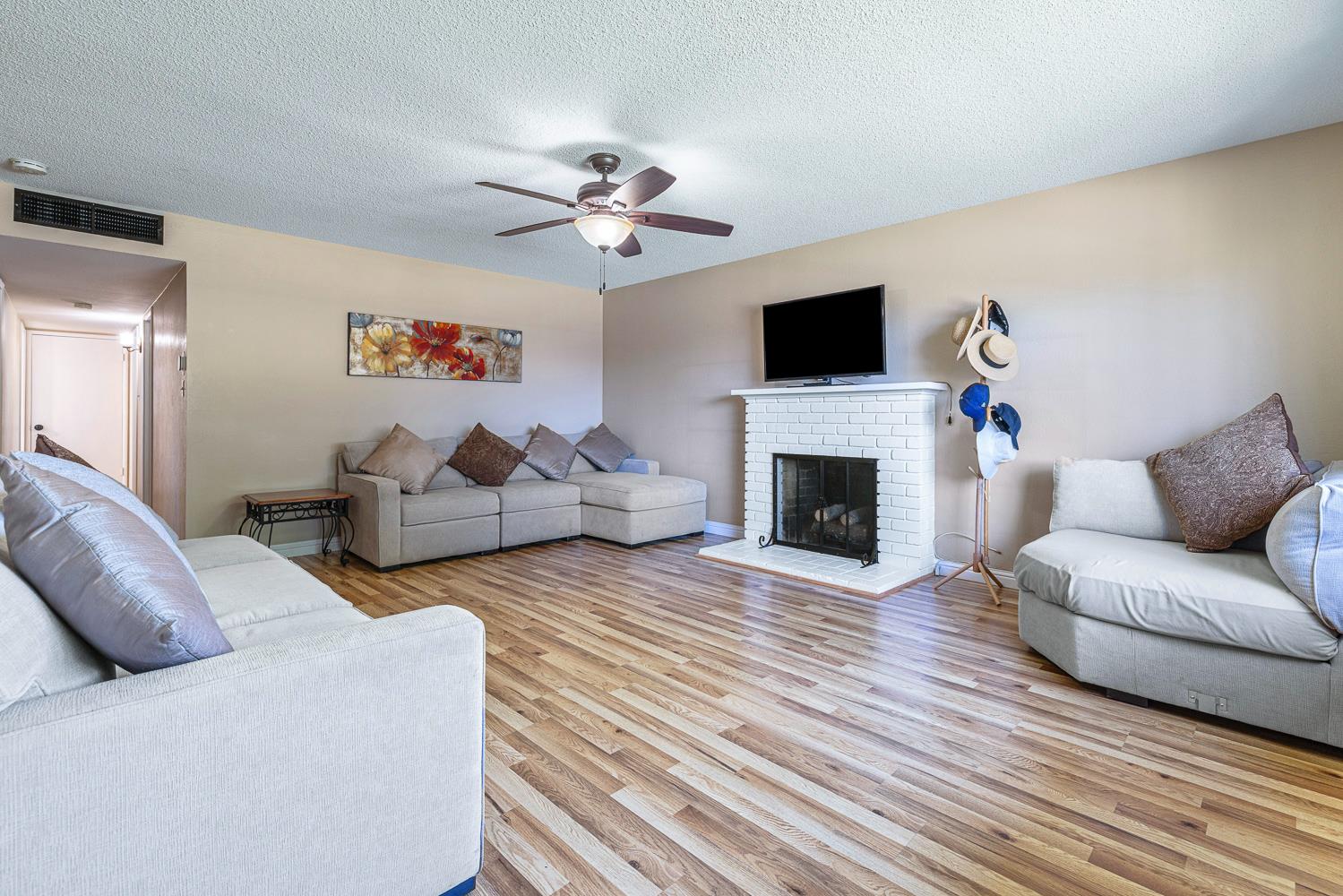 3422 E Lansing Way, Fresno, CA 93726
