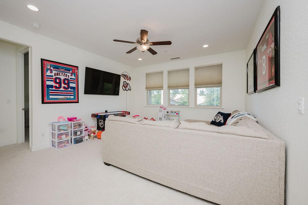 1671 E Bella Fiore Dr, Fresno, CA 93730