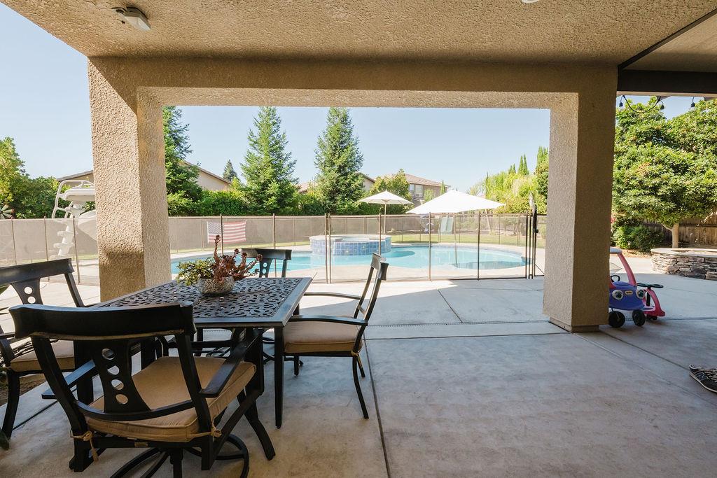 1671 E Bella Fiore Dr, Fresno, CA 93730