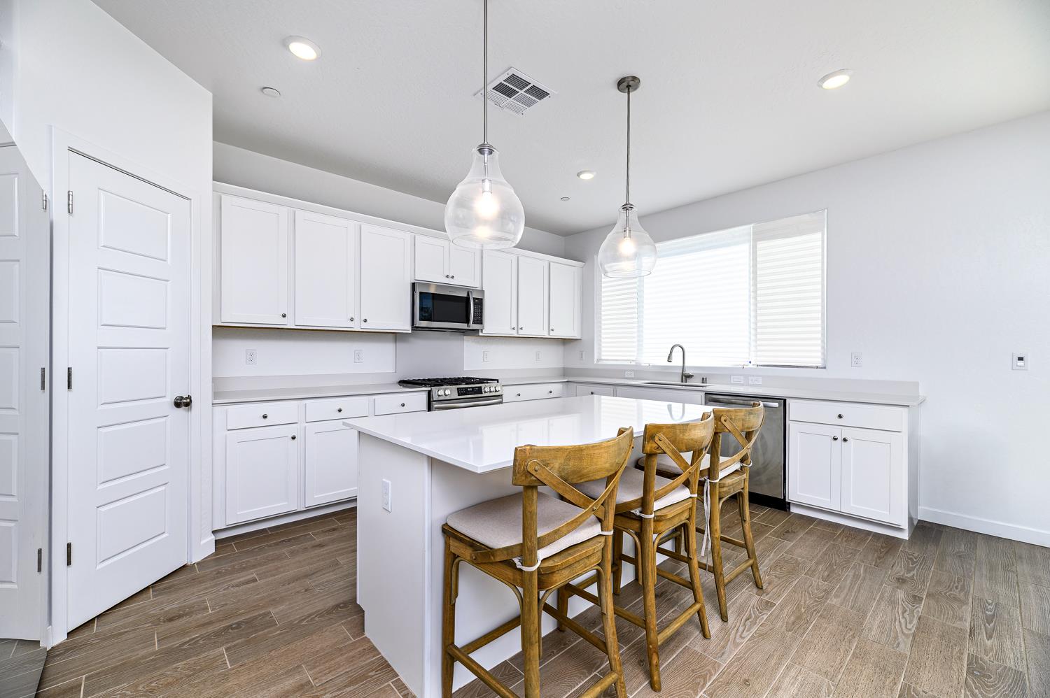 1123 Traverse Dr S, Madera, CA 93636