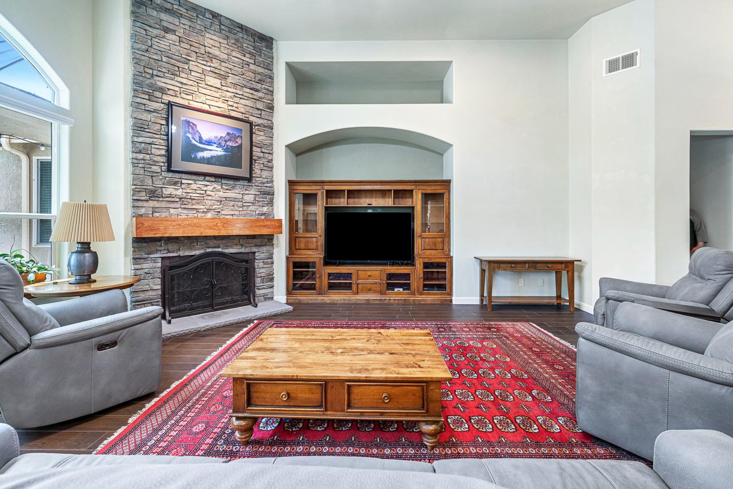 356 Richmond Ave, Clovis, CA 93619