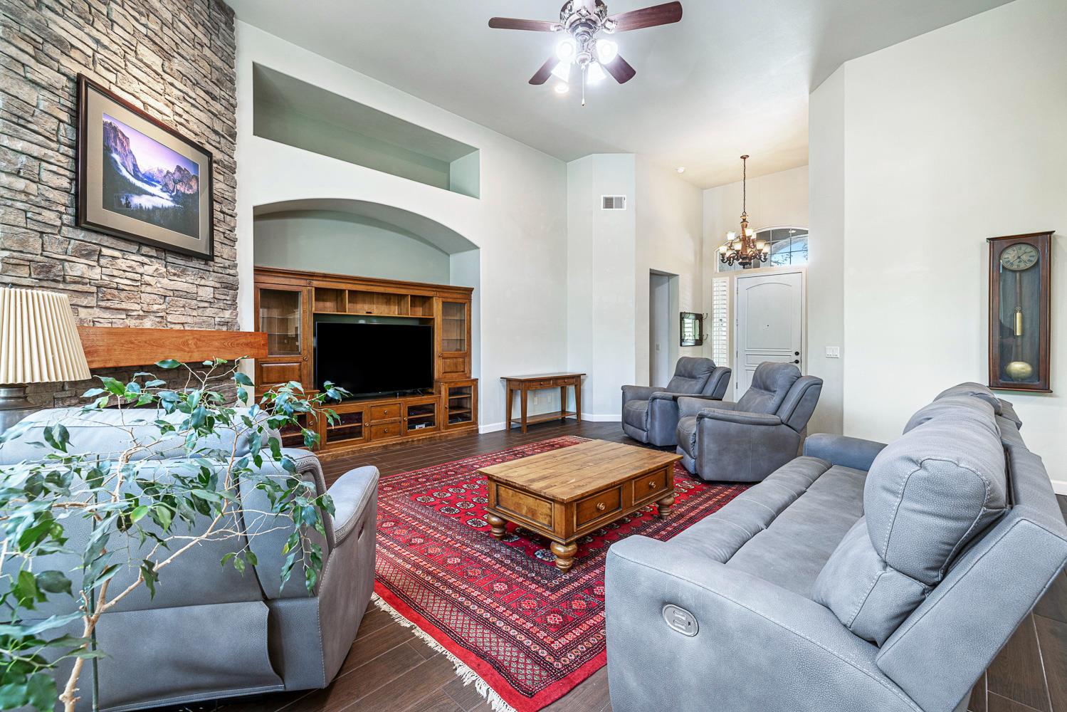 356 Richmond Ave, Clovis, CA 93619
