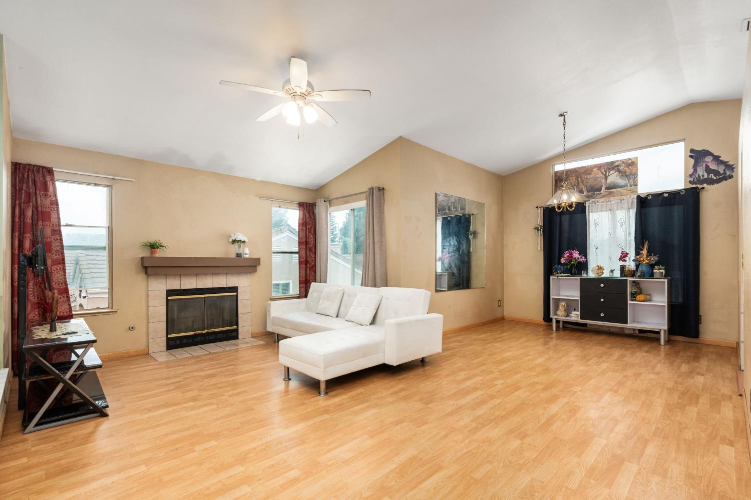 2323 E Houston Ave, Fresno, CA 93720