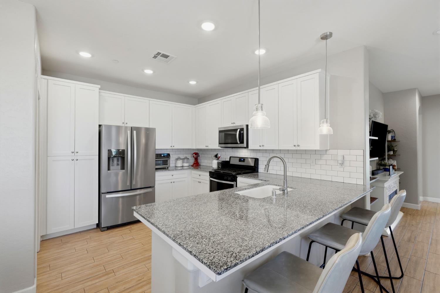 3207 N Kent St, Visalia, CA 93291