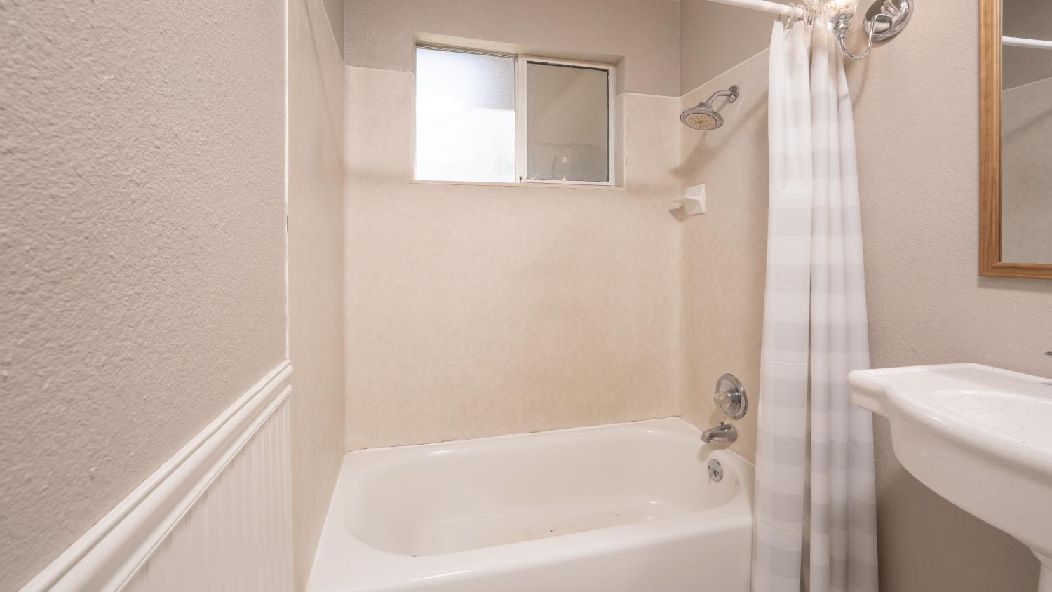 1070 N. Princeton Ave., Coalinga, CA 93210