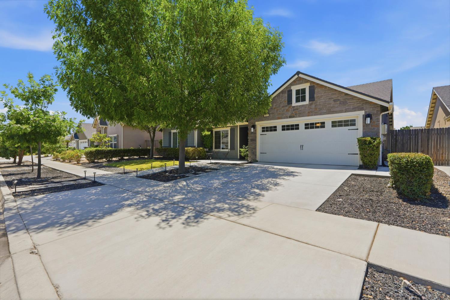 2257 W Mallard Way, Hanford, CA 93230