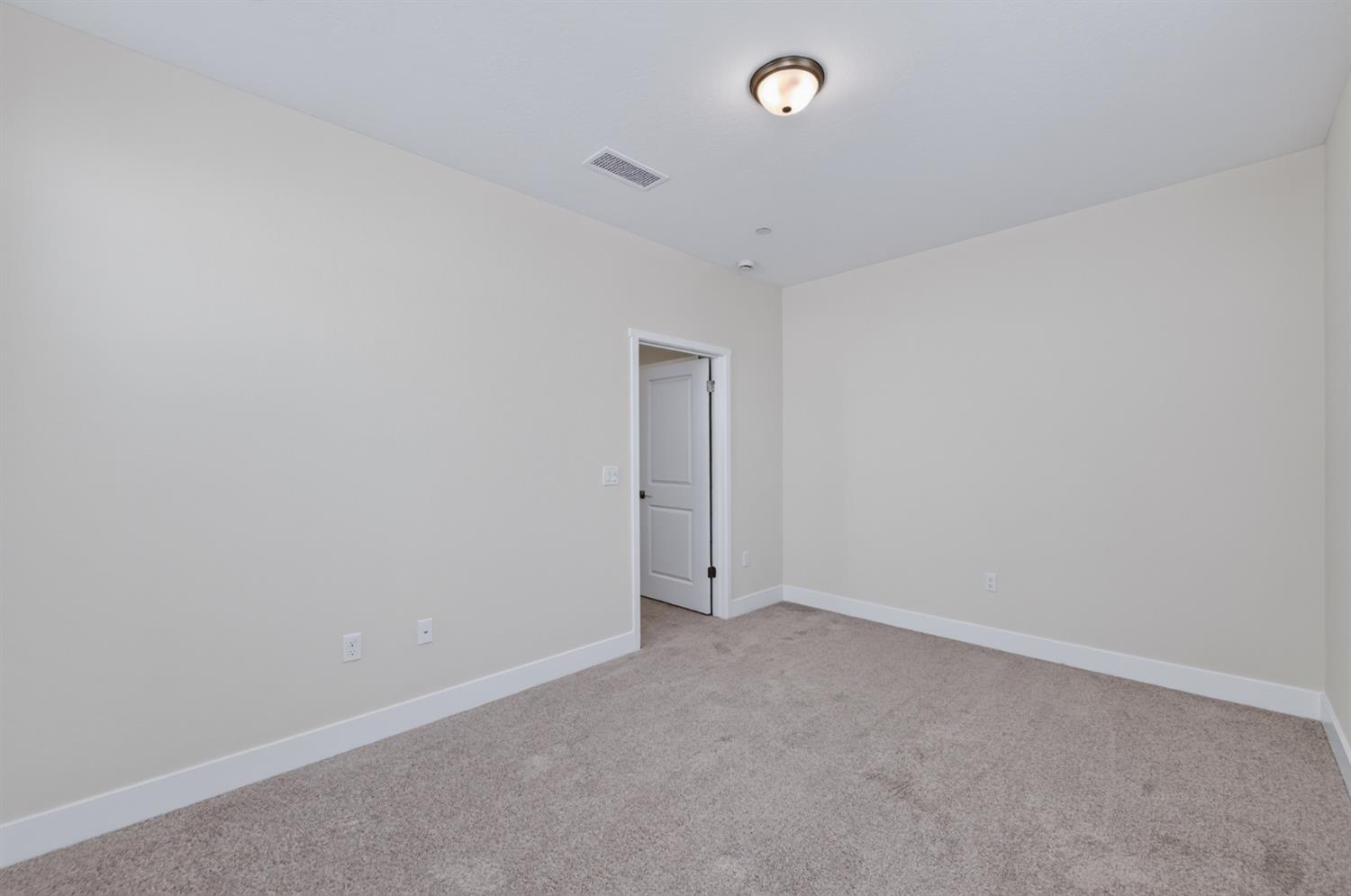 2822 E Corteza Dr, Fresno, CA 93730