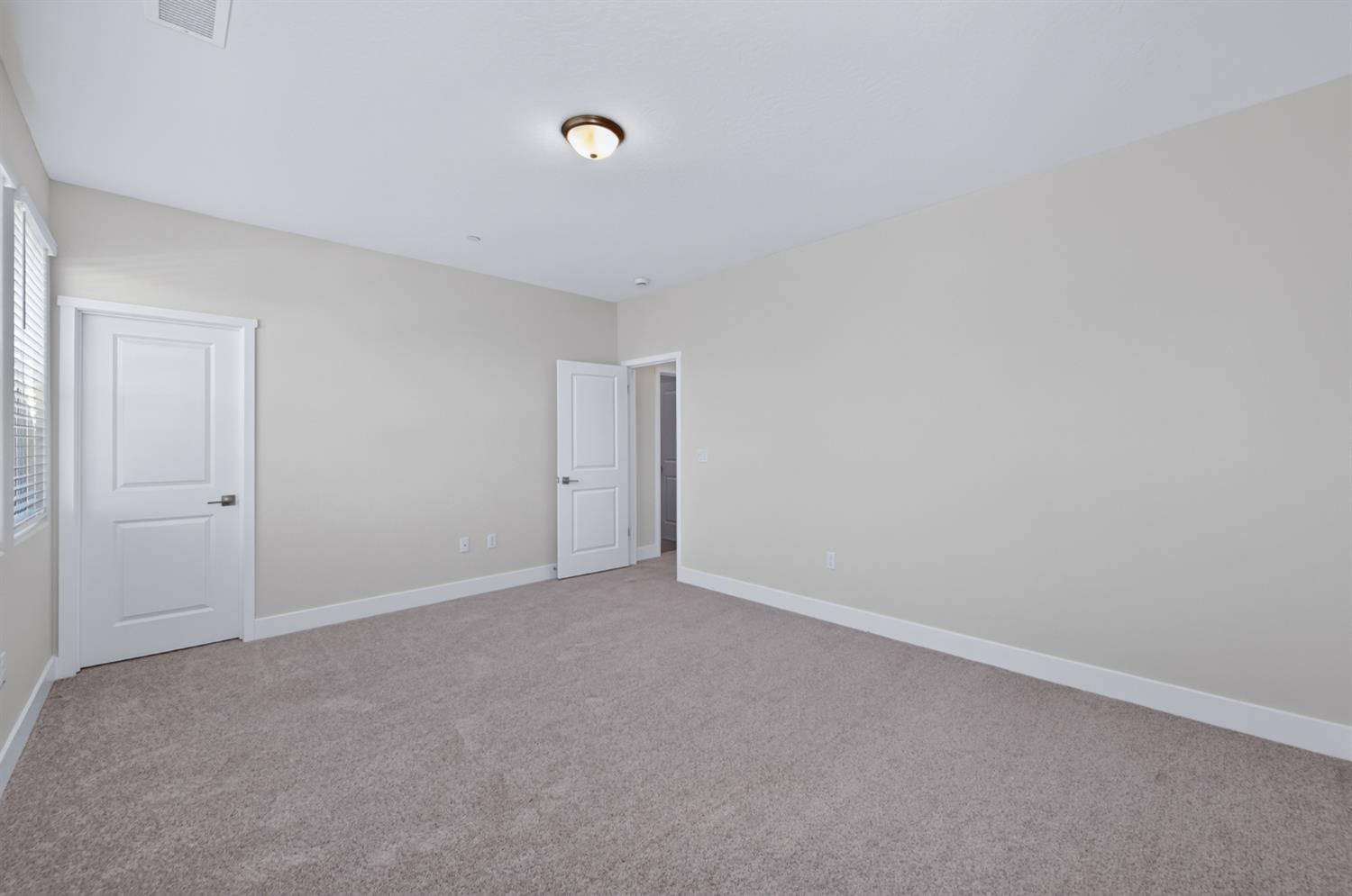 2822 E Corteza Dr, Fresno, CA 93730