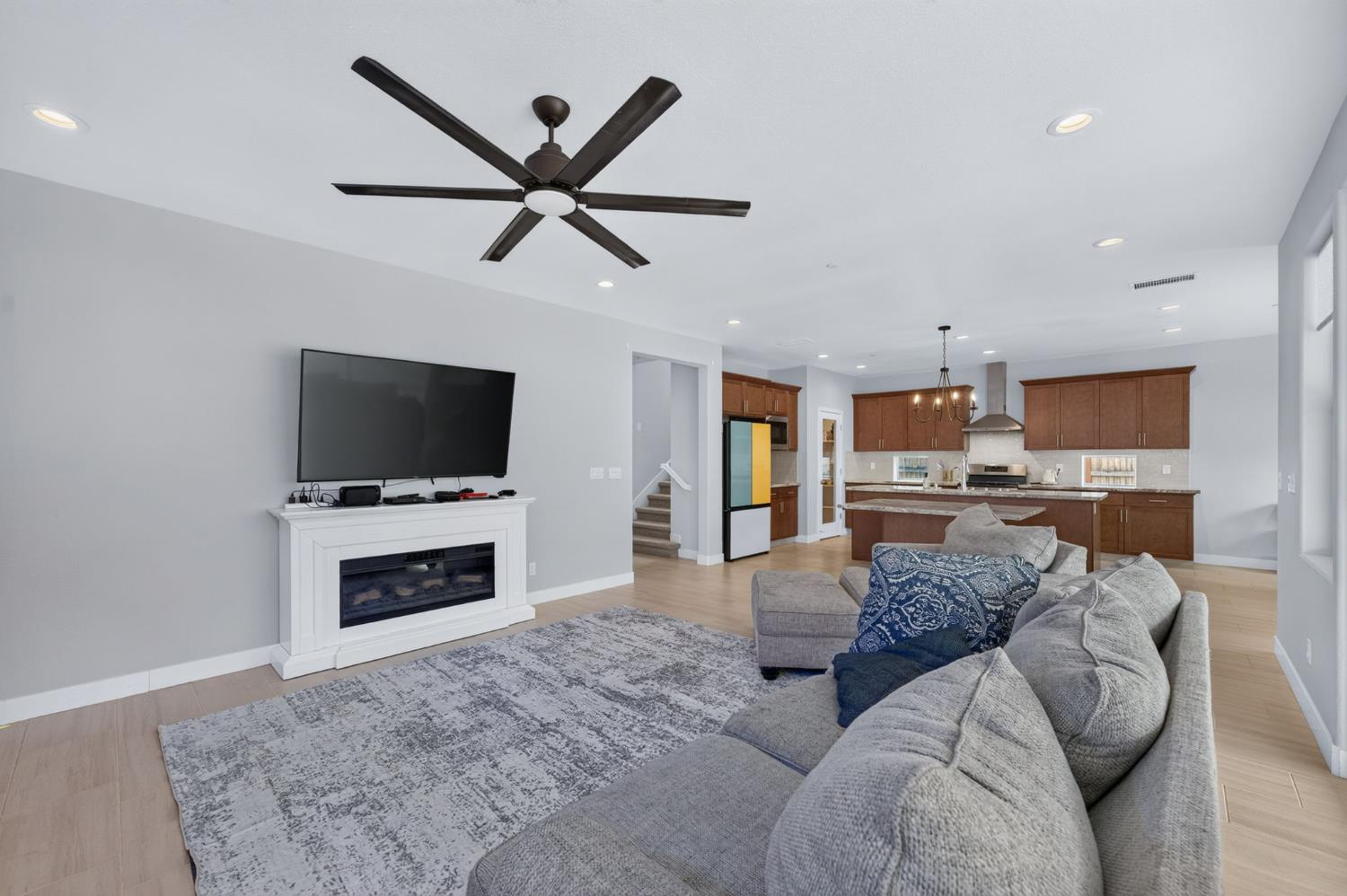 907 Orchard Hills Rd, Madera, CA 93636
